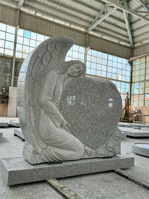 Le pietre tombali d'amore e le pietre tra le tomboni della croce sono state inviate in Romania