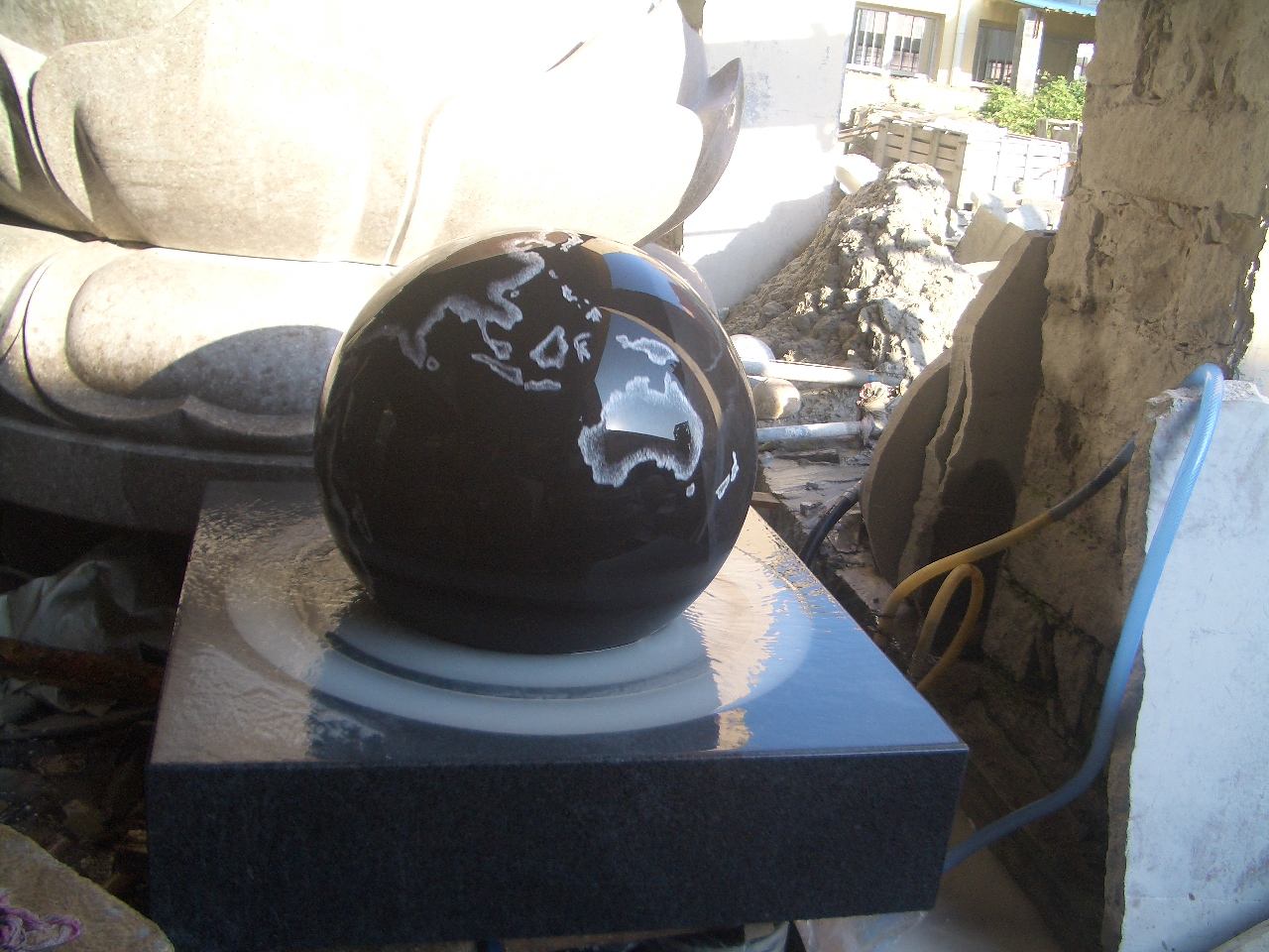 Scultura in pietra di globo di granito nero
