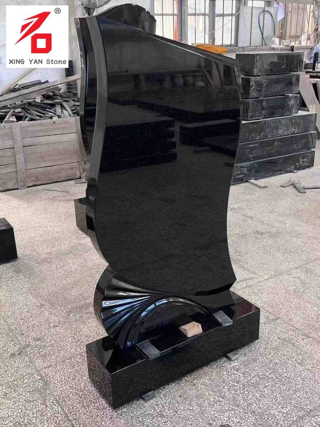 Lapide artistica a forma di nera