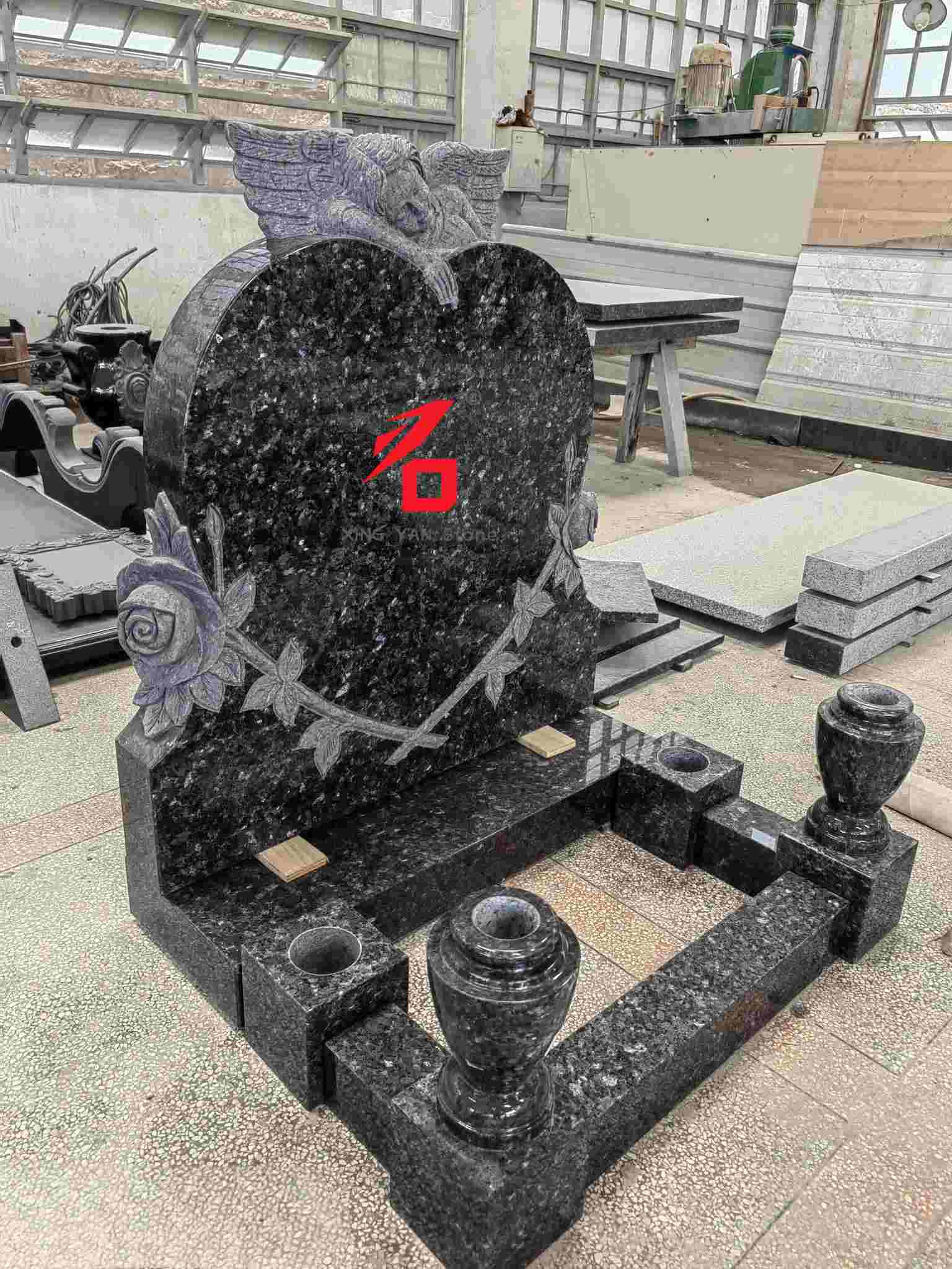 Lapide commemorativa di angelo a forma di cuore di granito blu perla