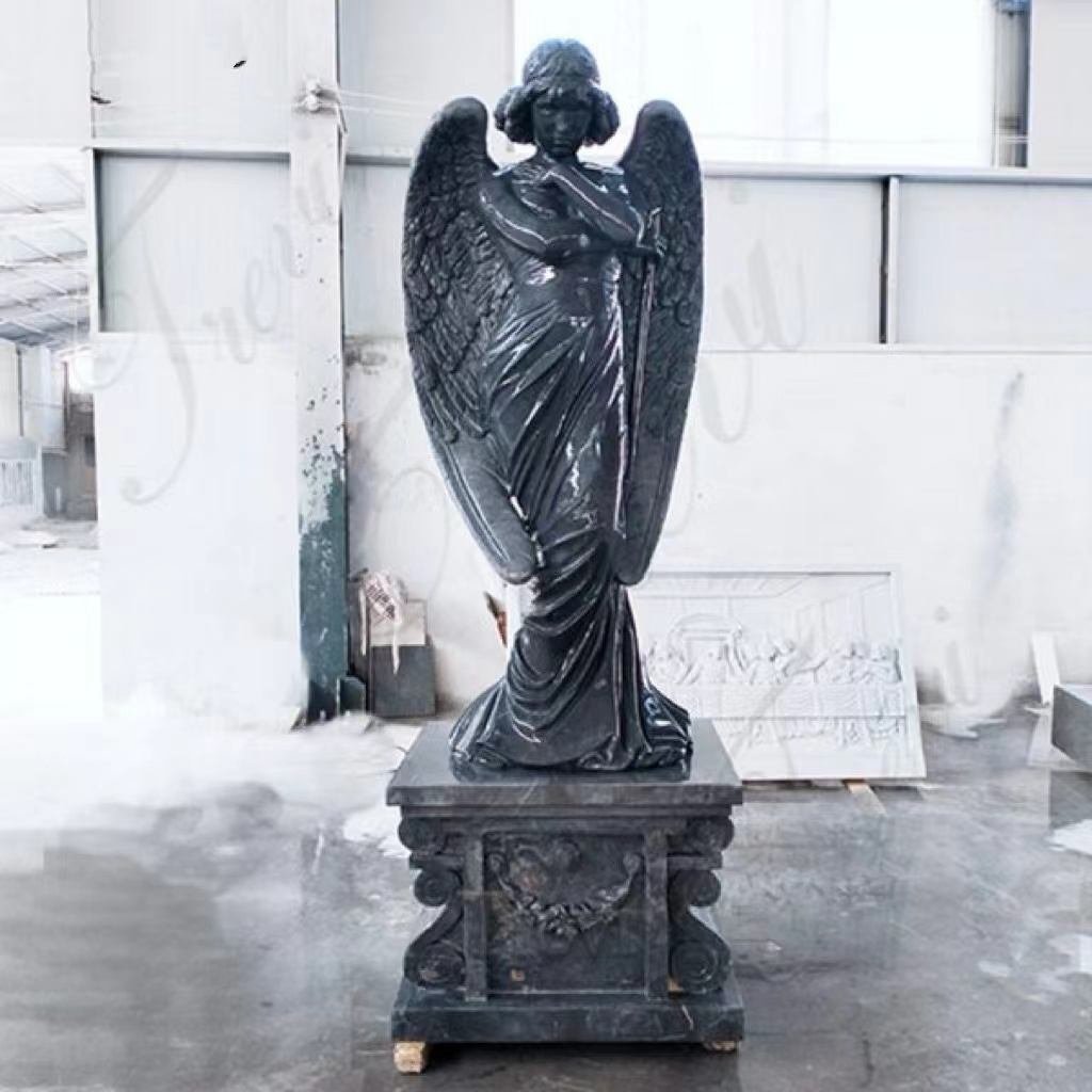 Statua di un angelo in marmo nero europeo - Decorazione commemorativa con scultura artistica in pietra