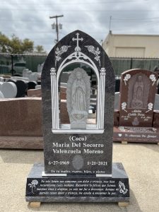 Tomba in pietra di figura religiosa in stile europeo