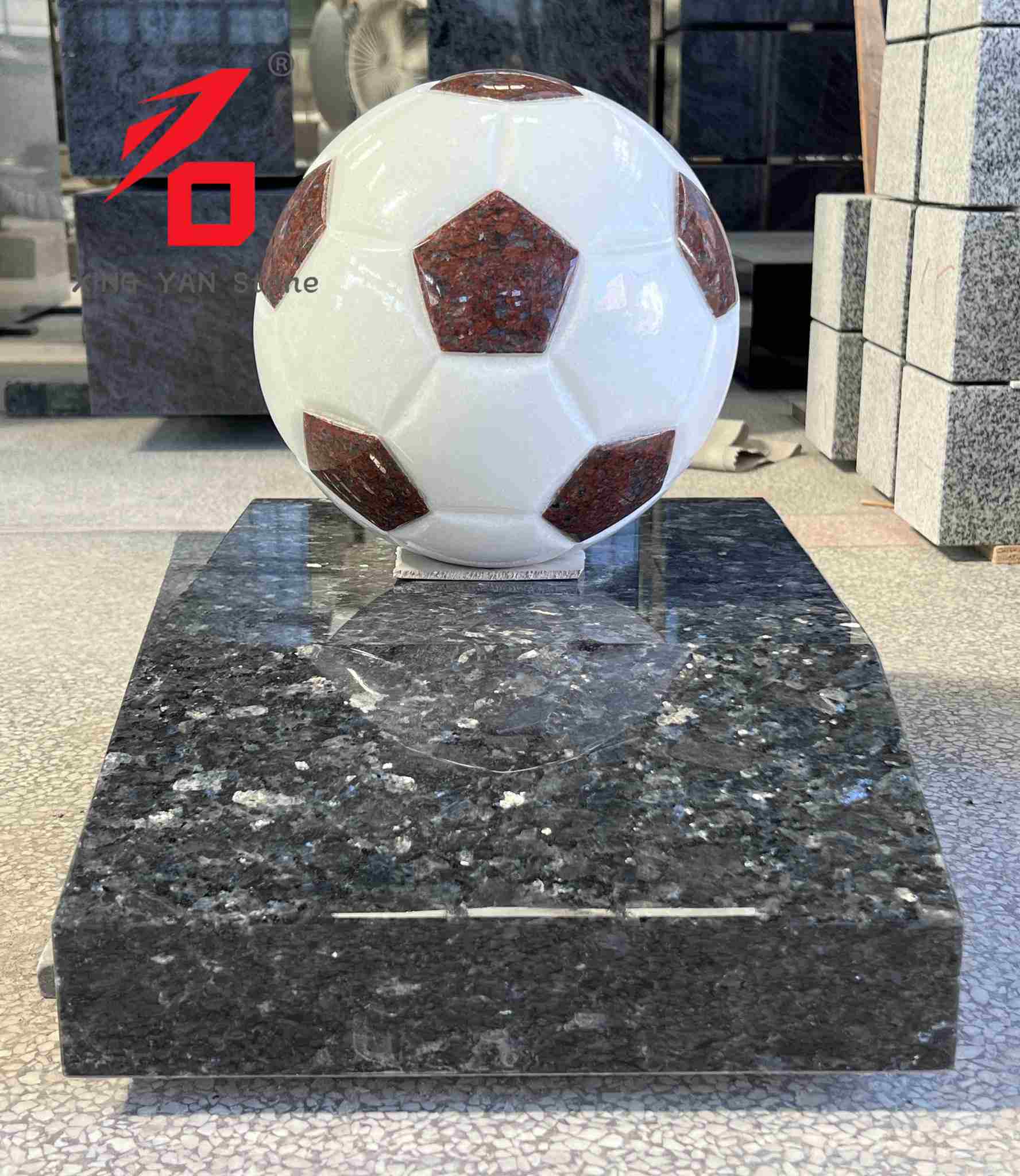 Scultura d'arte in granito a forma di pallone da calcio