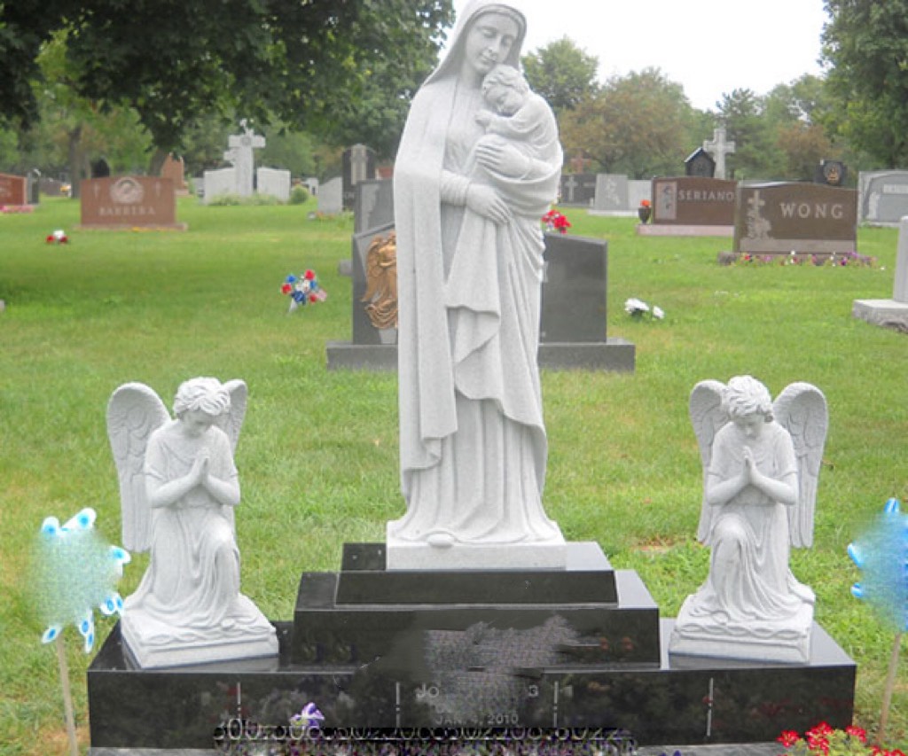 Madonna che tiene figlio e monumento a combinazione di angeli che pregava