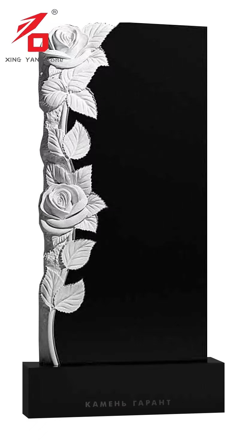 Monumento scolpito con rose fatte di nero