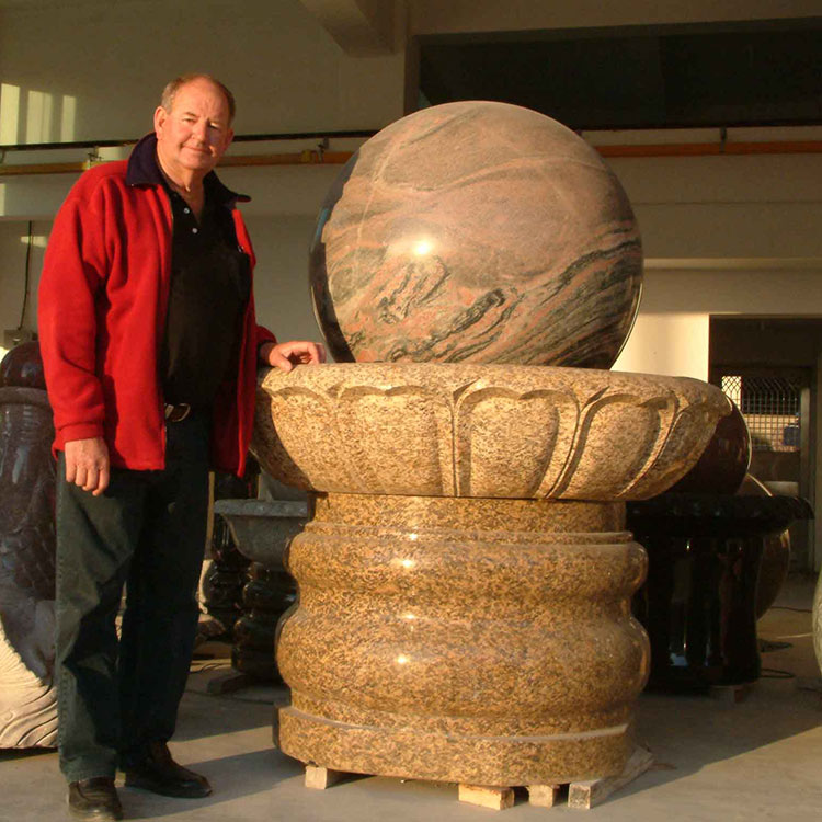 Fontana a sfera in granito rosso multicolore