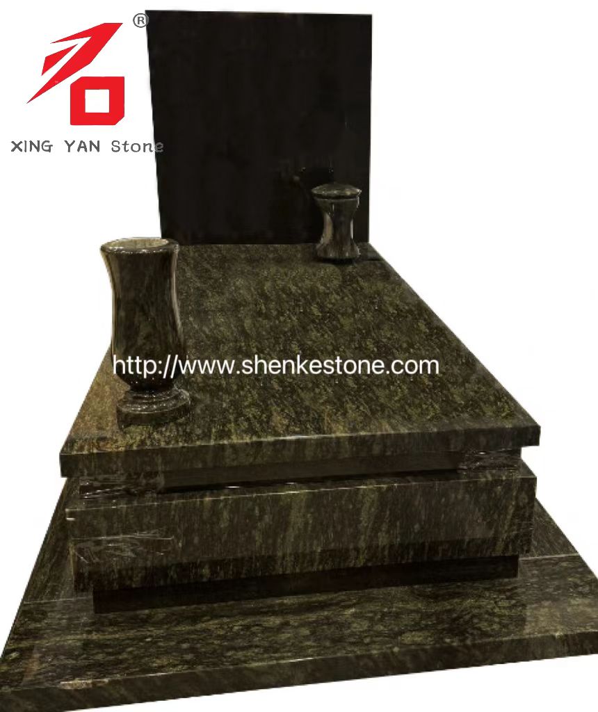 Monumento di granito verde oliva e tavolette di pietra nera, vasi e lanterne