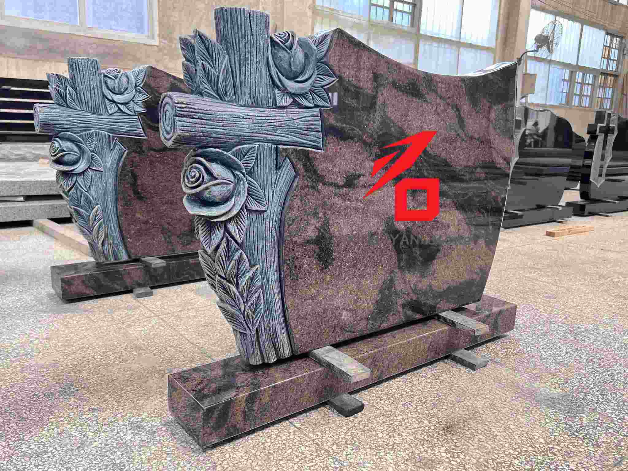 Lapide commemorativa con motivo a rosa e croce