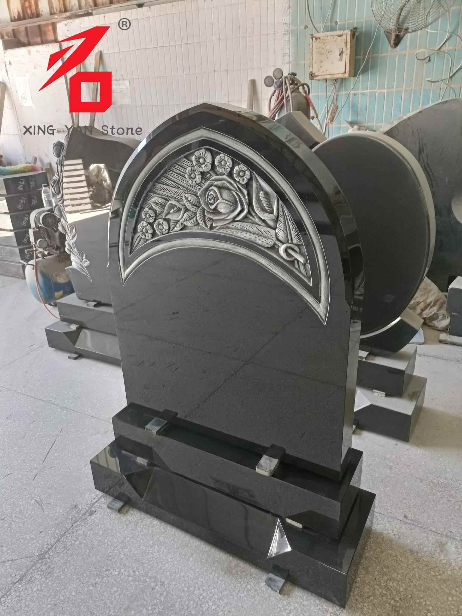 Lapide scolpita in rosa, lapide ad arco in granito nero